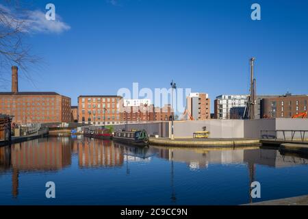 Viktorianische und neue Gebäude in der Redhill Street, neben dem Rochdale Canal in Ancoats, Manchester. Hauptsächlich Wohngebäude; einige Büroräume. Stockfoto