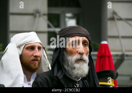 TIFLIS, GEORGIEN - 26. MAI 2018: Unabhängigkeitstag von Georgien, zwei Männer in nationalen Kleidern. Georgische nationale Kleidung. Stockfoto