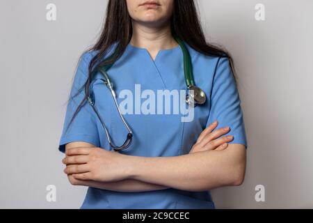 Ärztin in blauer Medizinuniform mit Stethoskop am Hals Stockfoto