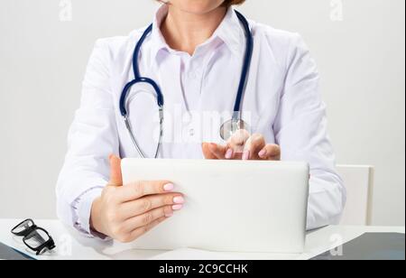 Schließen Sie die Hände von Ärztinnen mit einem Tablet-Computer Stockfoto