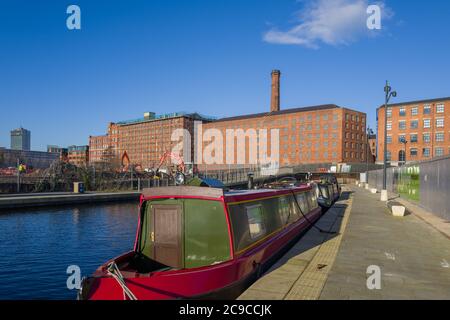 Verschiedene Gebäude in Manchester - City Tower, Royal Mills, Murrays' Mills. Vom Abschleppweg in New Islington Marina, Ancoats, Manchester. Stockfoto