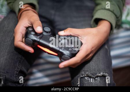 Nahaufnahme der Hands on Controller Stockfoto