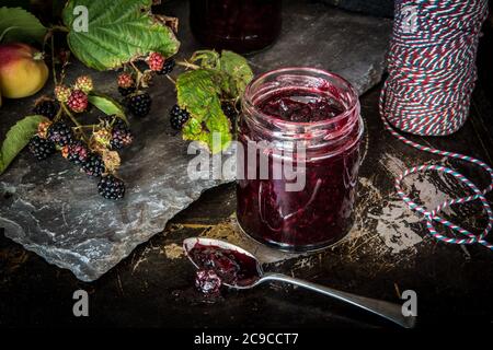 Hausgemachte Marmelade aus Bramble im Glasglas Stockfoto