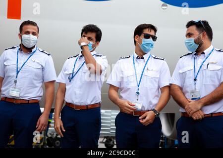 Ukraine, Kiew - 8. Juli 2020: Der Pilot, Kapitän und Flugbegleiter sind Personal, ein Team in medizinischen Masken. Maskierte Menschen bei der Arbeit. Flydubai Airlines Stockfoto