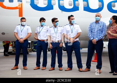Ukraine, Kiew - 8. Juli 2020: Der Pilot, Kapitän und Flugbegleiter sind Personal, ein Team in medizinischen Masken. Maskierte Menschen bei der Arbeit. Flydubai Airlines Stockfoto