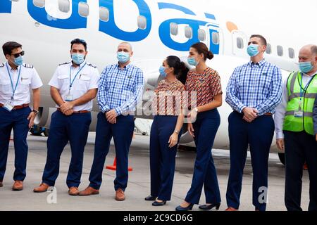 Ukraine, Kiew - 8. Juli 2020: Der Pilot, Kapitän und Flugbegleiter sind Personal, ein Team in medizinischen Masken. Maskierte Menschen bei der Arbeit. Flydubai Airlines Stockfoto