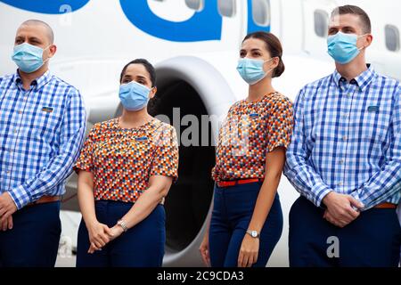 Ukraine, Kiew - 8. Juli 2020: Der Pilot, Kapitän und Flugbegleiter sind Personal, ein Team in medizinischen Masken. Maskierte Menschen bei der Arbeit. Flydubai Airlines Stockfoto