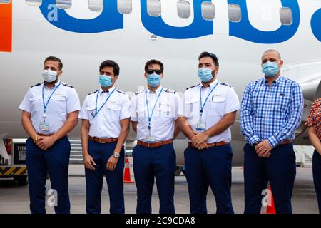 Ukraine, Kiew - 8. Juli 2020: Der Pilot, Kapitän und Flugbegleiter sind Personal, ein Team in medizinischen Masken. Maskierte Menschen bei der Arbeit. Flydubai Airlines Stockfoto