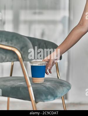 Frau hält Eiskaffee im Café. Stockfoto