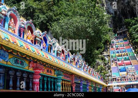 Schöne natürliche Kalksteinhöhle in Malaysia. Eingang zur Dunklen Höhle von einem riesigen Hohlraum. Eine der wichtigsten Höhlen in Batu Höhlen Hügel. Kuala Lu Stockfoto