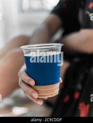 Frau hält Eiskaffee im Café. Stockfoto