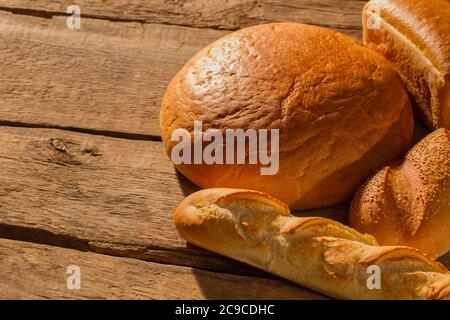 Französisches Brot und Rundbrot auf Holzhintergrund. Stockfoto