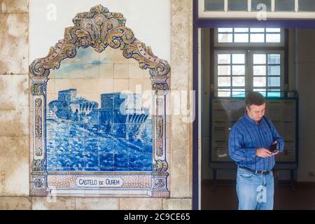 Typisch portugiesische Azulejos Darstellung typische regionale Szenen und Denkmal an der Fassade des Santarem Bahnhof, Portugal. Stockfoto