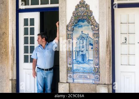 Typisch portugiesische Azulejos Darstellung typische regionale Szenen und Denkmal an der Fassade des Santarem Bahnhof, Portugal. Stockfoto