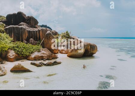 Wunderschöne Insel auf den seychellen. La digue, anse d'argent Strand mit Luftaufnahme. Mann Kajak mit transparentem Kajak am Morgen Stockfoto
