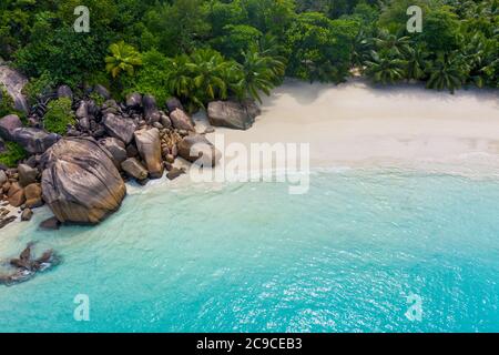 Wunderschöne Insel auf den seychellen. La digue, anse d'argent Beach. Wasser fließt, und Wellen Schaum auf einer tropischen Landschaft Stockfoto