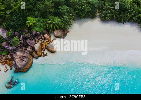 Wunderschöne Insel auf den seychellen. La digue, anse d'argent Beach. Wasser fließt, und Wellen Schaum auf einer tropischen Landschaft Stockfoto