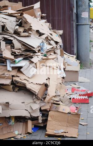 Karton und Altpapier werden gesammelt und zum Recycling verpackt. Stapel Pappe, die recycelt werden soll. Recycling In Der Stadt. Stockfoto