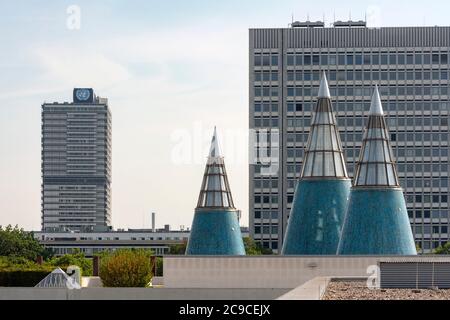 Bonn, Museumsmeile, Lichtschächte der Bundeskunsthalle 1989-1992 von Gustav Peichl erbaut, Blick zum Tulpenfeldhochhaus und Abgeordnetenhaus „langer E Stockfoto