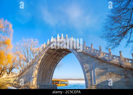 Peking, China - Jan 13 2020: Die Jade Belt Bridge ist eine Fußgängermondbrücke aus dem 18. Jahrhundert auf dem Gelände des Sommerpalastes, berühmt für mich Stockfoto