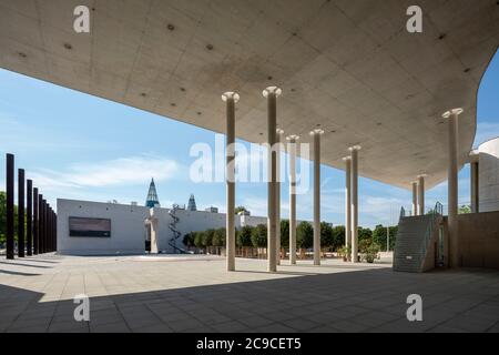 Bonn, Museumsmeile, Kunstmuseum Bonn, 1992 von Axel Schultes erbaut, Blick auf die Bundeskunsthalle 1989-1992 von Gustav Peichl Stockfoto