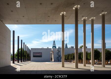 Bonn, Museumsmeile, Kunstmuseum Bonn, 1992 von Axel Schultes erbaut, Blick auf die Bundeskunsthalle 1989-1992 von Gustav Peichl Stockfoto