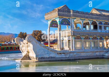 Beijing, China - Jan 13 2020: Marble Boat (AKA Boot of Purity and Ease) ist ein Pavillon am See des Pekinger Sommerpalastes, der erstmals 1755 errichtet wurde Stockfoto