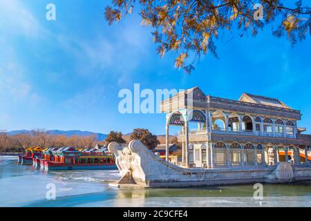 Beijing, China - Jan 13 2020: Marble Boat (AKA Boot of Purity and Ease) ist ein Pavillon am See des Pekinger Sommerpalastes, der erstmals 1755 errichtet wurde Stockfoto