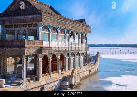 Beijing, China - Jan 13 2020: Marble Boat (AKA Boot of Purity and Ease) ist ein Pavillon am See des Pekinger Sommerpalastes, der erstmals 1755 errichtet wurde Stockfoto