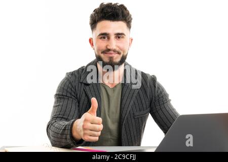 Bild eines hübschen jungen bärtigen Mannes, der über einer weißen Wand sitzt Hintergrund isoliert Stockfoto