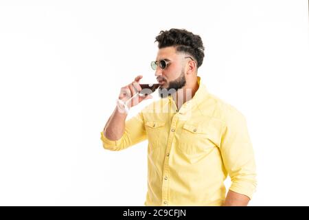 Sommelier, Degustator mit einem Glas Rotwein, Weingut, männlicher Winzer. Bartmann, bärtig, Sommelier, der Rotwein schmeckte. Mann mit einem Glas Wein in seinem Stockfoto