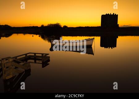 Sonnenuntergang am Threave Castle am Fluss Dee Stockfoto