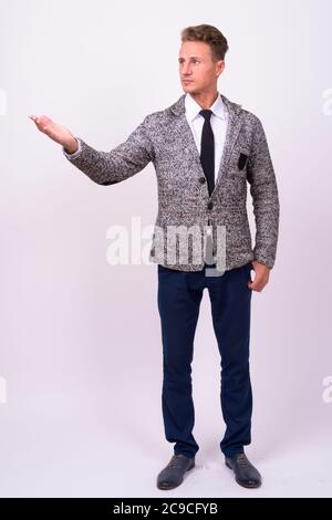 Schöner Geschäftsmann mit blondem lockiges Haar vor weißem Hintergrund Stockfoto