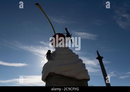 London, Großbritannien. Juli 2020. Das Foto vom 30. Juli 2020 zeigt die vierte Sockelskulptur mit dem Titel 'The End' am Trafalgar Square in London, Großbritannien. Ein neues Kunstwerk der Künstlerin Heather Phillipson wurde am Donnerstag auf dem vierten Sockel des Londoner Trafalgar Square enthüllt. Die Skulptur mit dem Titel THE END wird auf dem vierten Sockel mit einem riesigen Wirbel aus Schlagsahne, einer Kirsche, einer Fliege und einer Drohne, die ein lebendes Futter des Trafalgar Square überträgt, getoppt. Quelle: Ray Tang/Xinhua/Alamy Live News Stockfoto