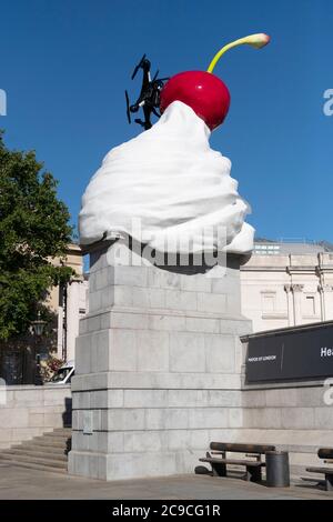 London, Großbritannien. Juli 2020. Das Foto vom 30. Juli 2020 zeigt die vierte Sockelskulptur mit dem Titel 'The End' am Trafalgar Square in London, Großbritannien. Ein neues Kunstwerk der Künstlerin Heather Phillipson wurde am Donnerstag auf dem vierten Sockel des Londoner Trafalgar Square enthüllt. Die Skulptur mit dem Titel THE END wird auf dem vierten Sockel mit einem riesigen Wirbel aus Schlagsahne, einer Kirsche, einer Fliege und einer Drohne, die ein lebendes Futter des Trafalgar Square überträgt, getoppt. Quelle: Ray Tang/Xinhua/Alamy Live News Stockfoto