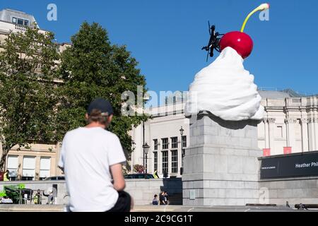 London, Großbritannien. Juli 2020. Das Foto vom 30. Juli 2020 zeigt die vierte Sockelskulptur mit dem Titel 'The End' am Trafalgar Square in London, Großbritannien. Ein neues Kunstwerk der Künstlerin Heather Phillipson wurde am Donnerstag auf dem vierten Sockel des Londoner Trafalgar Square enthüllt. Die Skulptur mit dem Titel THE END wird auf dem vierten Sockel mit einem riesigen Wirbel aus Schlagsahne, einer Kirsche, einer Fliege und einer Drohne, die ein lebendes Futter des Trafalgar Square überträgt, getoppt. Quelle: Ray Tang/Xinhua/Alamy Live News Stockfoto