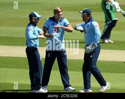 England's David Willey (Mitte) feiert mit Eoin Morgan (links) und Wicketkeeper Jonny Bairstow, nachdem er das Wicket von Irlands Paul Stirling während des ersten One Day International der Royal London Series im Ageas Bowl, Southampton, genommen hat. Stockfoto