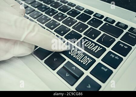 Konzeptuelle Handschrift, die Soziologie zeigt. Konzept bedeutet wissenschaftliche Analyse einer sozialen Institution als funktionierendes Vollblutprobenfläschchen lastes Stockfoto