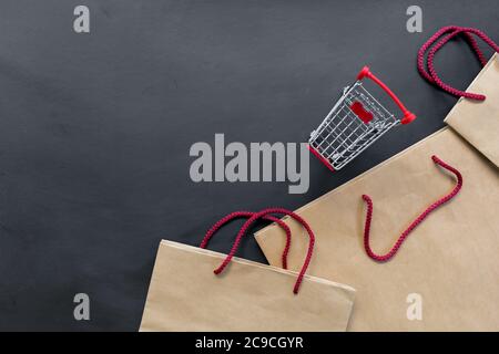 Einkaufstasche auf schwarzem Hintergrund. Platz für Text. Flach liegend Stockfoto