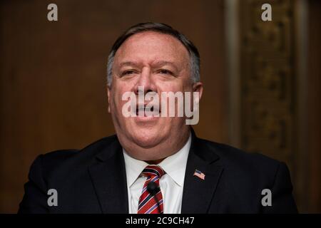 US-Außenminister Michael Pompeo bezeugt vor einer Anhörung des Senats für Außenbeziehungen zum Haushalt des Außenministeriums 2021 im Dirksen Senate Office Building in Washington, DC, USA, am 30. Juli 2020. Stockfoto