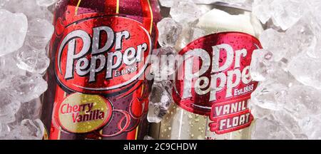 POZNAN, POL - JUL 02, 2020: Zwei Dosen Dr. Pepper, ein kohlensäurehaltiges Softdrink, das in den 1880er Jahren von Charles Alderton in Waco, Texas, USA, hergestellt wurde Stockfoto