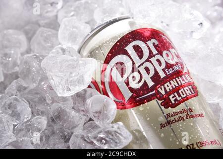 POZNAN, POL - JUL 02, 2020: Dose von Dr. Pepper, einem kohlensäurehaltigen Softdrink, der in den 1880er Jahren von Charles Alderton in Waco, Texas, USA, hergestellt wurde Stockfoto