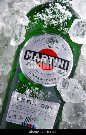 POZNAN, POL - JUL 02, 2020: Flasche Martini, berühmter italienischer Wermut, die viertstärkste alkoholische Marke der Welt, hergestellt in Turin von Martini Stockfoto