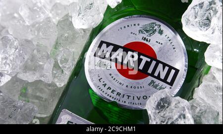 POZNAN, POL - JUL 02, 2020: Flasche Martini, berühmter italienischer Wermut, die viertstärkste alkoholische Marke der Welt, hergestellt in Turin von Martini Stockfoto