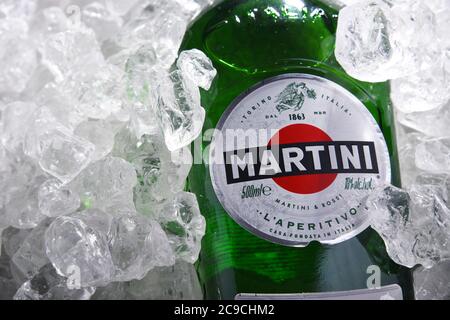 POZNAN, POL - JUL 02, 2020: Flasche Martini, berühmter italienischer Wermut, die viertstärkste alkoholische Marke der Welt, hergestellt in Turin von Martini Stockfoto