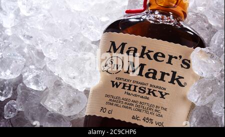 POZNAN, POL - JUL 02, 2020: Bottle of Maker's Mark, ein Bourbon-Whiskey in kleinen Stückchen, hergestellt in Loretto, Kentucky, von Beam Suntory Stockfoto