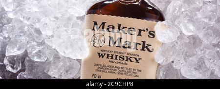 POZNAN, POL - JUL 02, 2020: Bottle of Maker's Mark, ein Bourbon-Whiskey in kleinen Stückchen, hergestellt in Loretto, Kentucky, von Beam Suntory Stockfoto