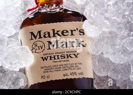 POZNAN, POL - JUL 02, 2020: Bottle of Maker's Mark, ein Bourbon-Whiskey in kleinen Stückchen, hergestellt in Loretto, Kentucky, von Beam Suntory Stockfoto