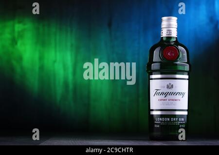 POZNAN, POL - 26. JUN 2020: Flasche Tanqueray, eine Marke von Gin, die von Diageo plc produziert und weltweit vermarktet wird Stockfoto