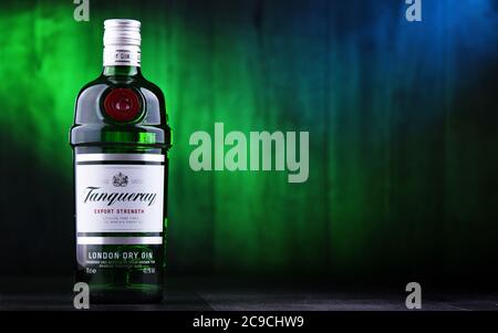 POZNAN, POL - 26. JUN 2020: Flasche Tanqueray, eine Marke von Gin, die von Diageo plc produziert und weltweit vermarktet wird Stockfoto